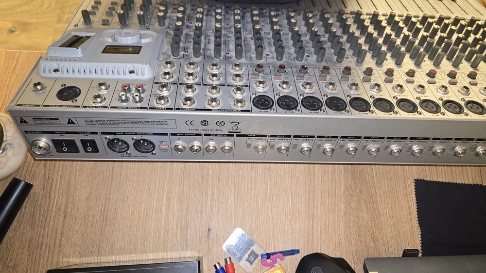 Mixer audio Behringer  – 24 canale, efecte, – stare bună