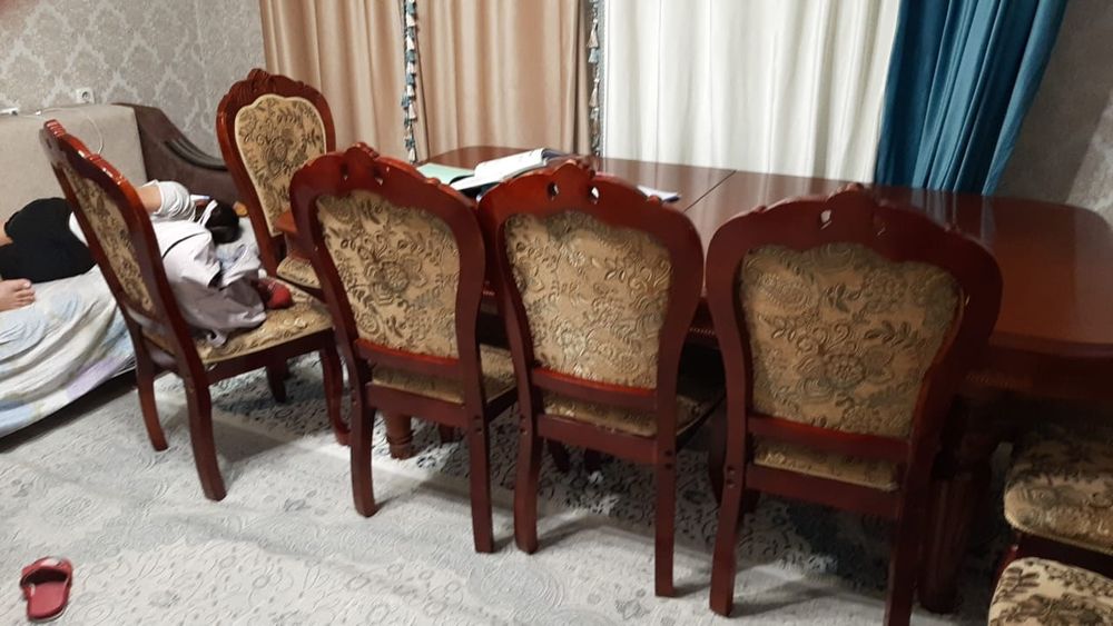 Стол и стулья для гостиной