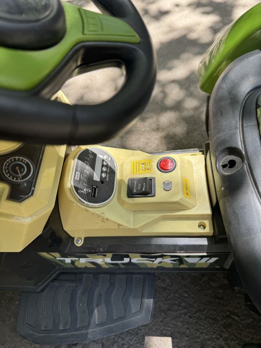 Детский трактор в хорошем состоянии