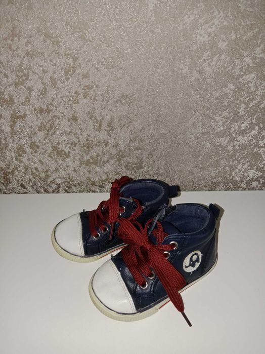 Продам ботинки демисезонные и кеды для мальчика