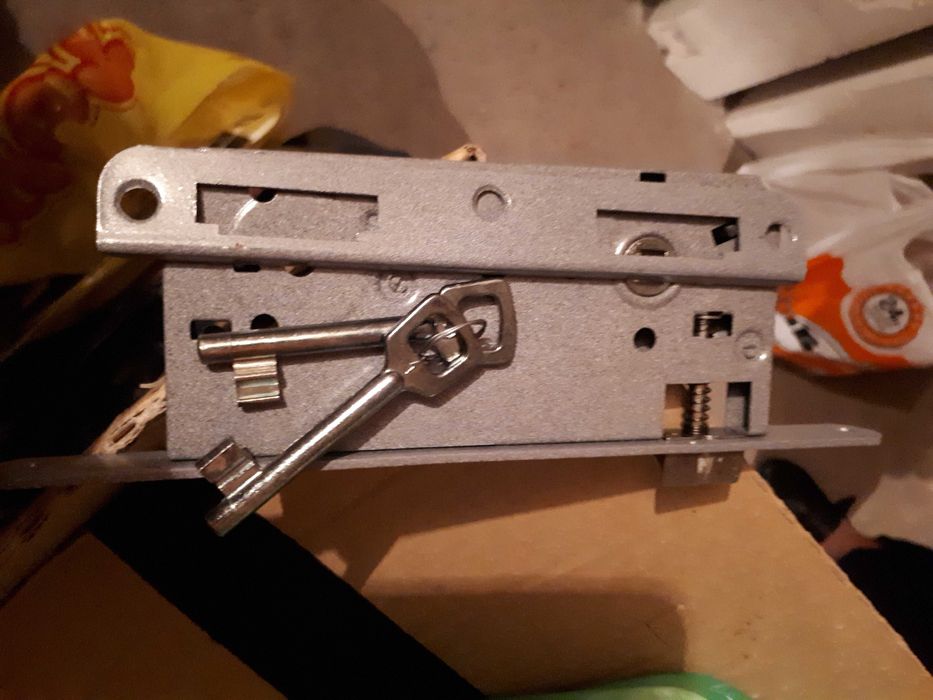 брави и дръжки за врати