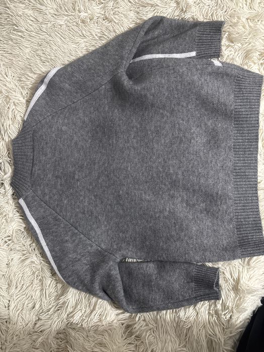 Серый свитер на замке