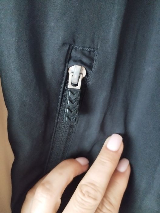 Geacă sport Hummel de culoare neagră-mărimea M