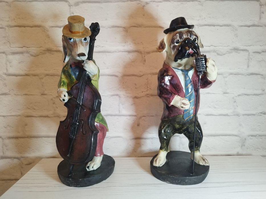 Căței cântăreți, statuete din rasina