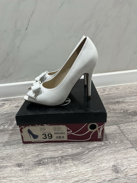 Кроссовки новые