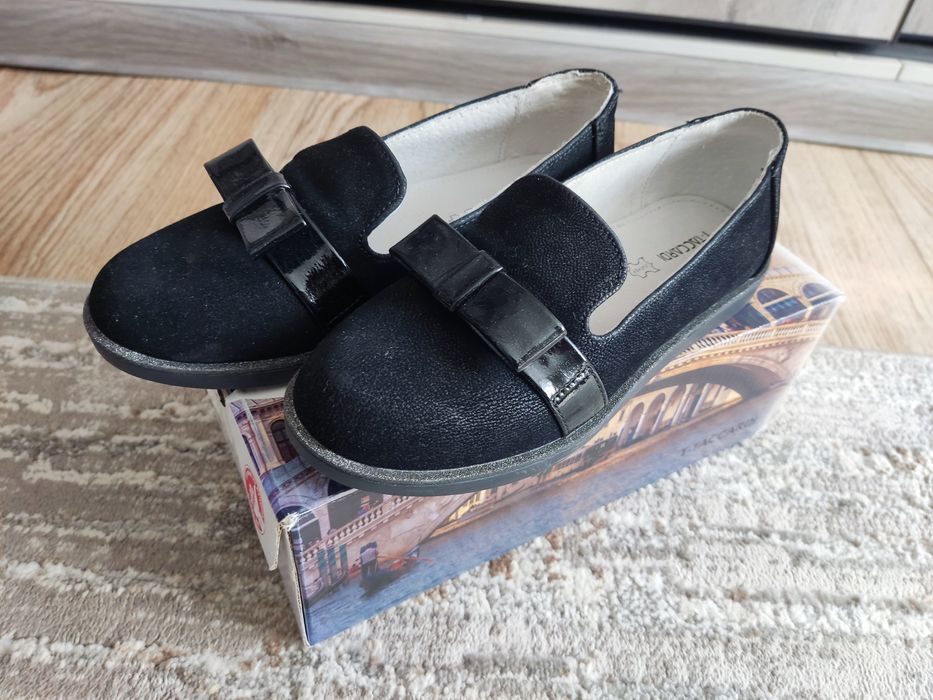 Туфли новые на девочку 33 размер