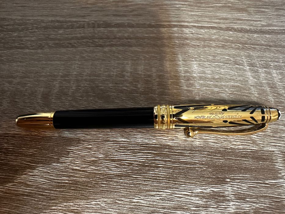 Stilou montblanc negru si auriu model nou