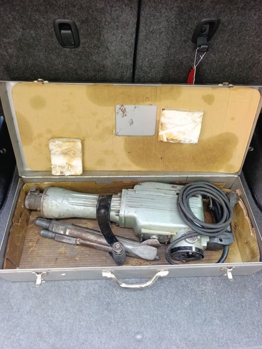Здравейте продавам Къртач Hitachi H-65SC /15кг., 1240W