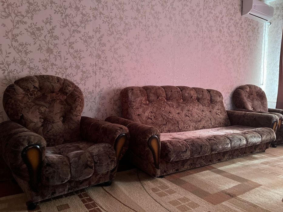 Продам диван двумя креслами
