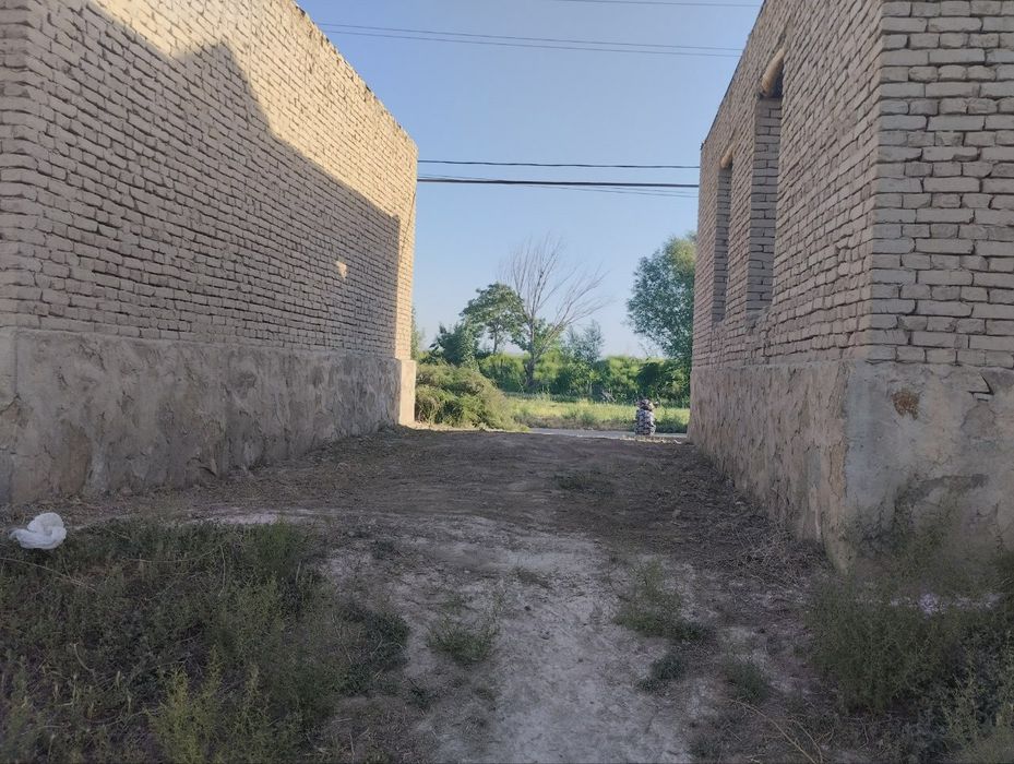 Hovli uchastka sotiladi