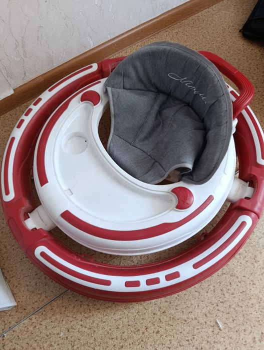 Детский ходунок красный