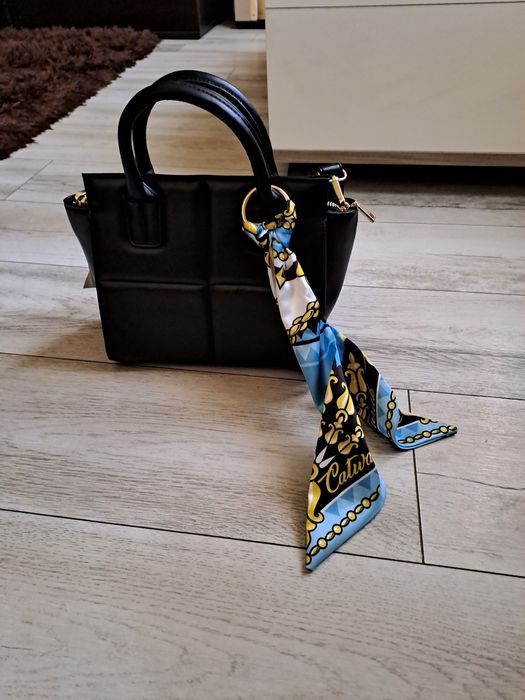 Geanta neagra de mână și curea de umăr