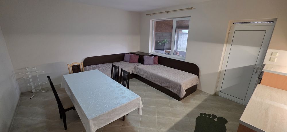 Къща с дворно място