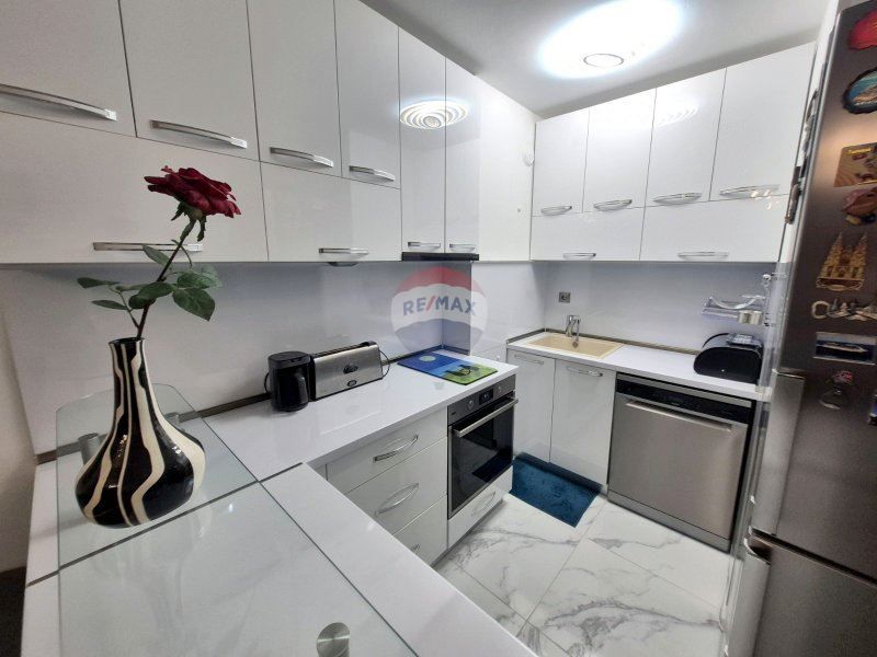 Продава се Двустаен апартамент в Варна, Възраждане 1 - 73 кв.м за 1172 €/кв.м - Снимка #9