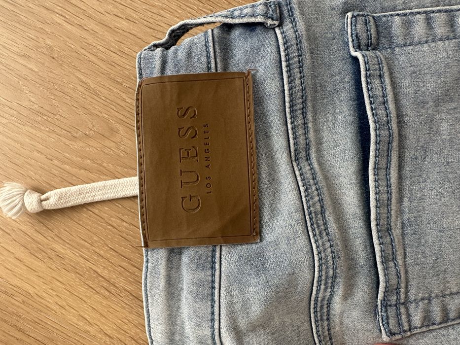 Vand pantaloni scurti Guess, marimea M