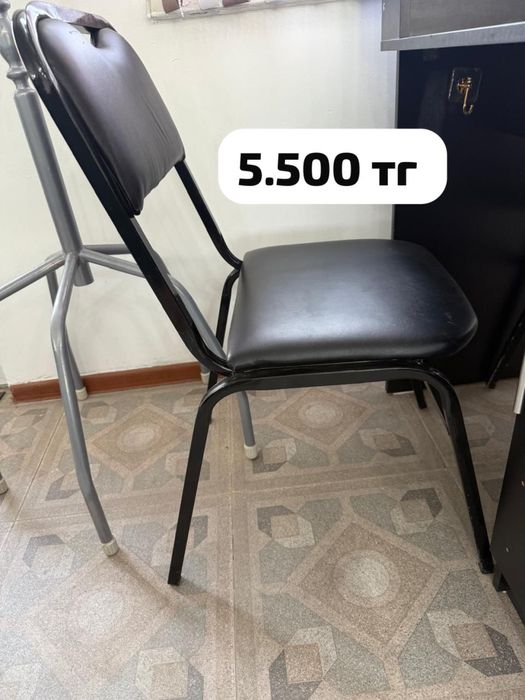 Продаются маникюрный стол и стулья