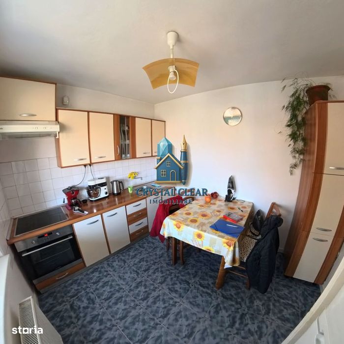 Două case în curte comună, 6 camere + 385 teren - zona semicentrală