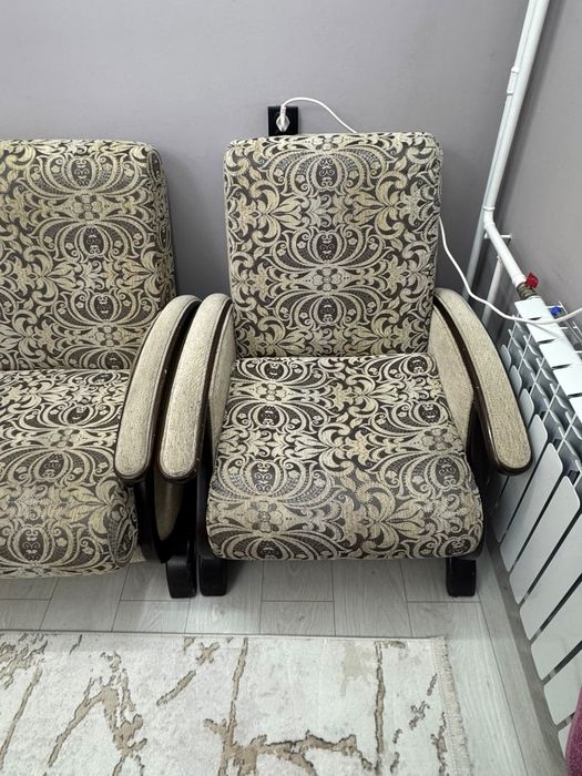 Продам диван  с  двумя креслами