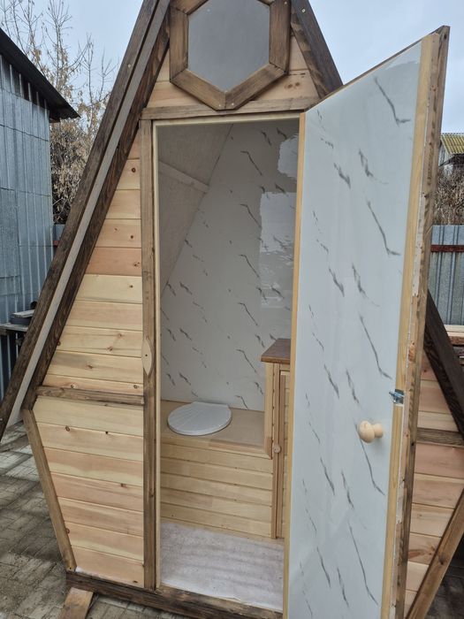 Огромный уличный туалет