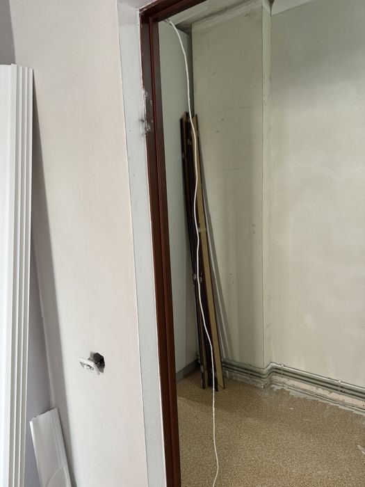 Меж комнат двери