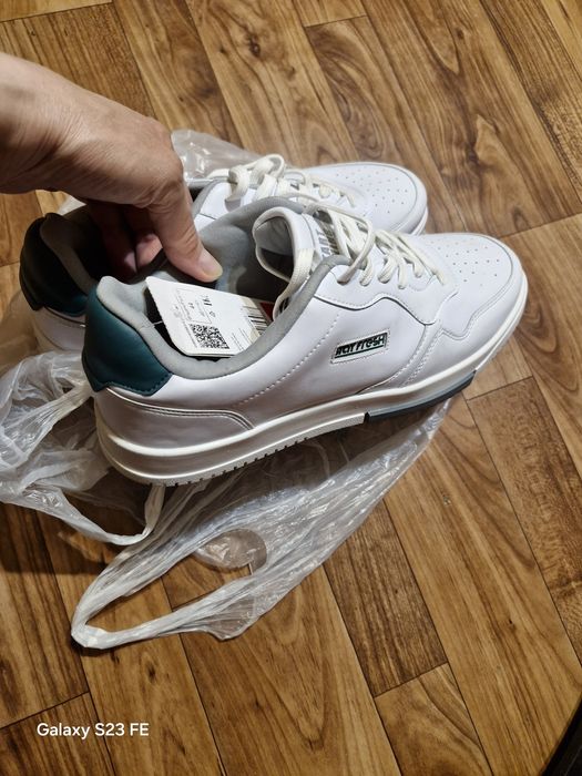 Продам мужские кроссовки