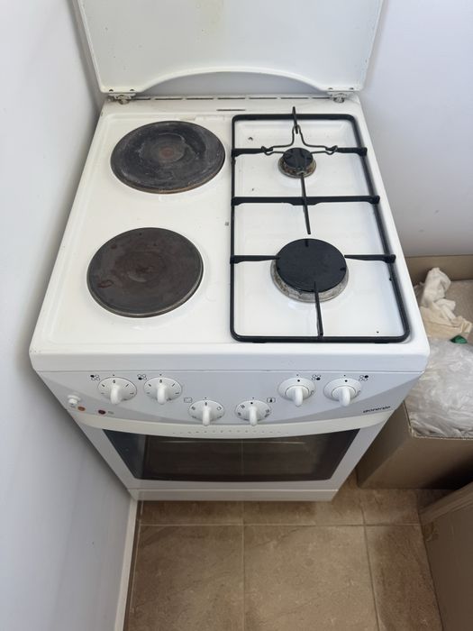 Готварска печка Gorenje в перфектно състояние , комбинирана с електрически и газови котлони и микровълнова фурна немска LIFETEC