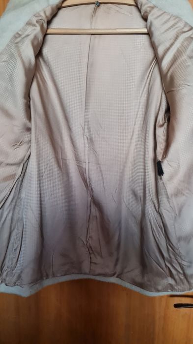 Haină călduroasă toamnă-iarnă din material de calitate superioară.