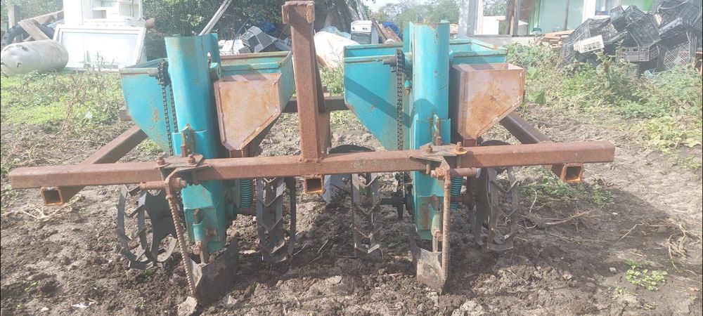 Masina de plantat cartofi cu fertilizare si rariță.preț negociabil