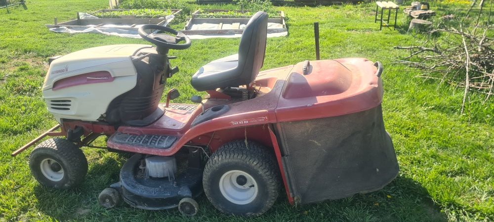 Tractoras tuns iaga/gazonul