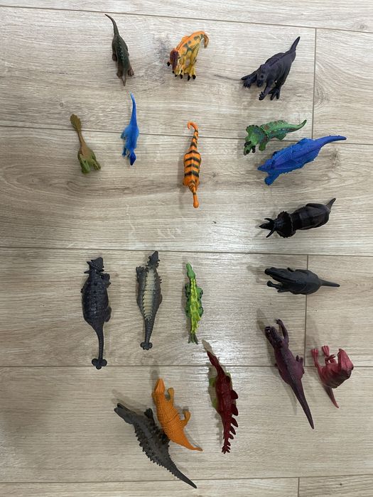 colecție de 33 de dinozauri de plastic