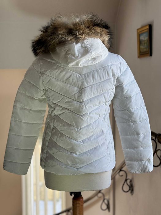 Geacă alba puf damă cu glugă din blană naturală de raton