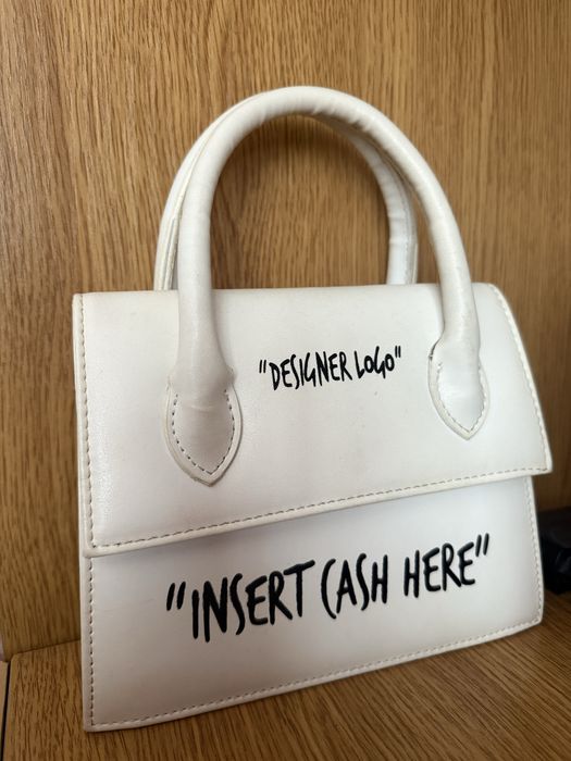 Продавам дамска бяла чантичка