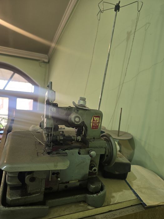 Продаётся оверлочная машинка. В рабочем состоянии.