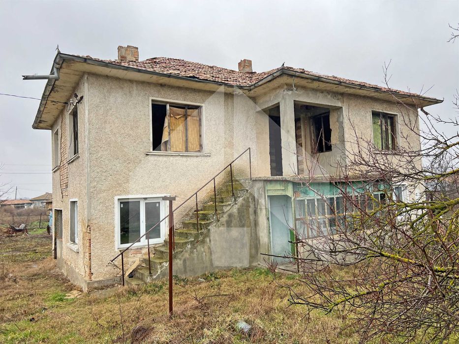 ПРОДАВА двуетажна, тухлена КЪЩА на плоча в с. Цани Гинчево, обл. Шумен