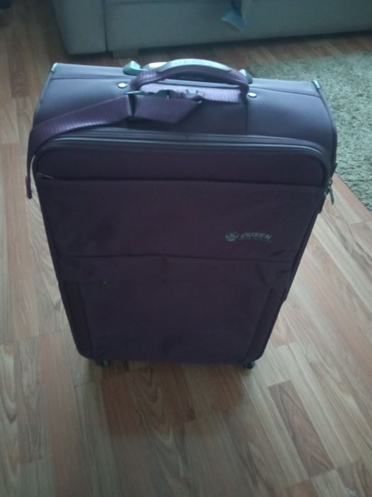 Чемодан фиолетового цвета