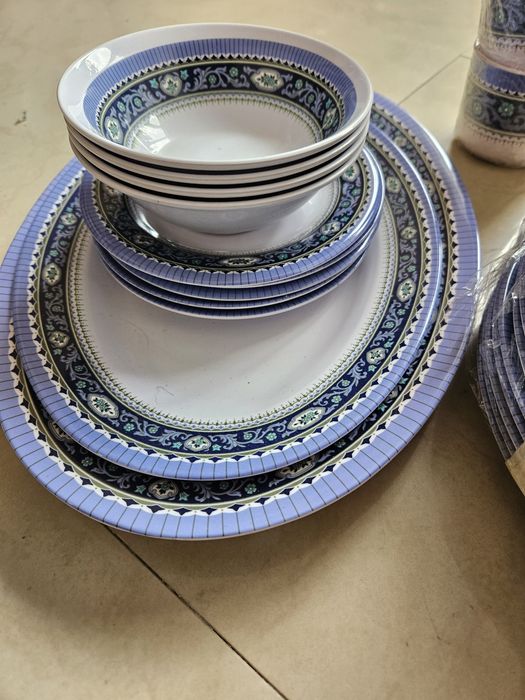 Продавам сервиз от здрава пластмаса .Удобен за пикник