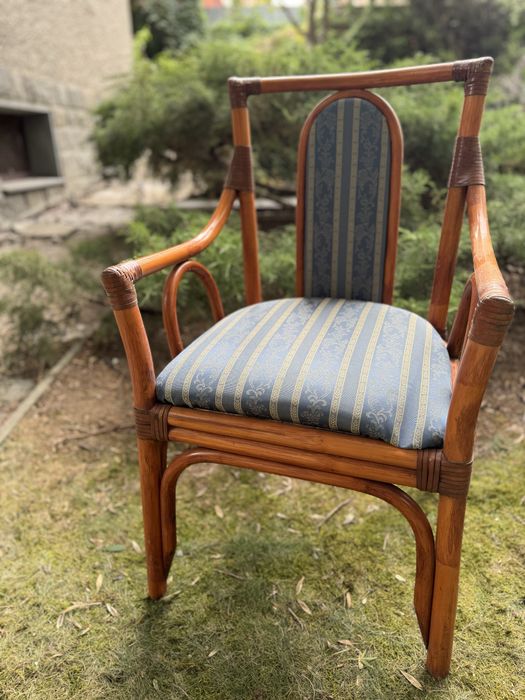 Дървен стол с тапицерия