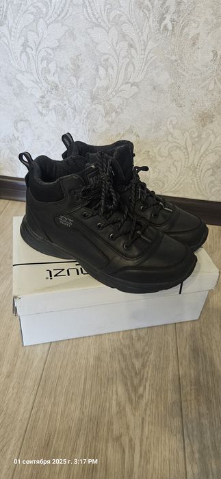 Продам кроссовки для мальчика