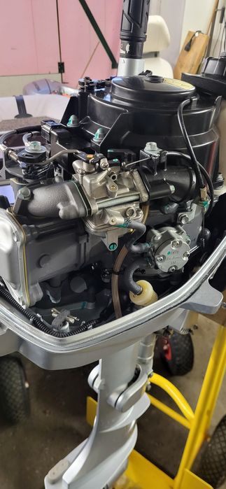 Barca gonflabilă cu motor