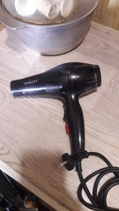 Фен для волос. черного цвета .