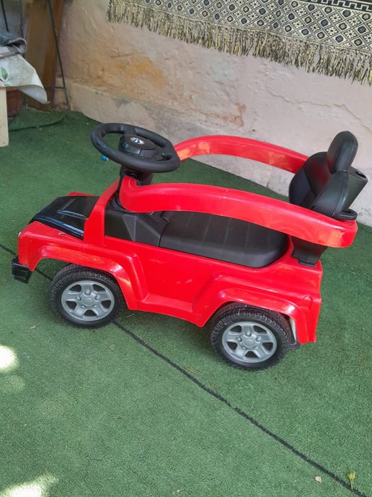 Masina copii canta si claxoneaza