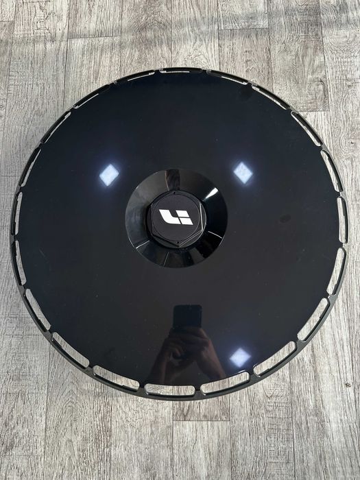 Lixiang kalpak Li logosi bilan