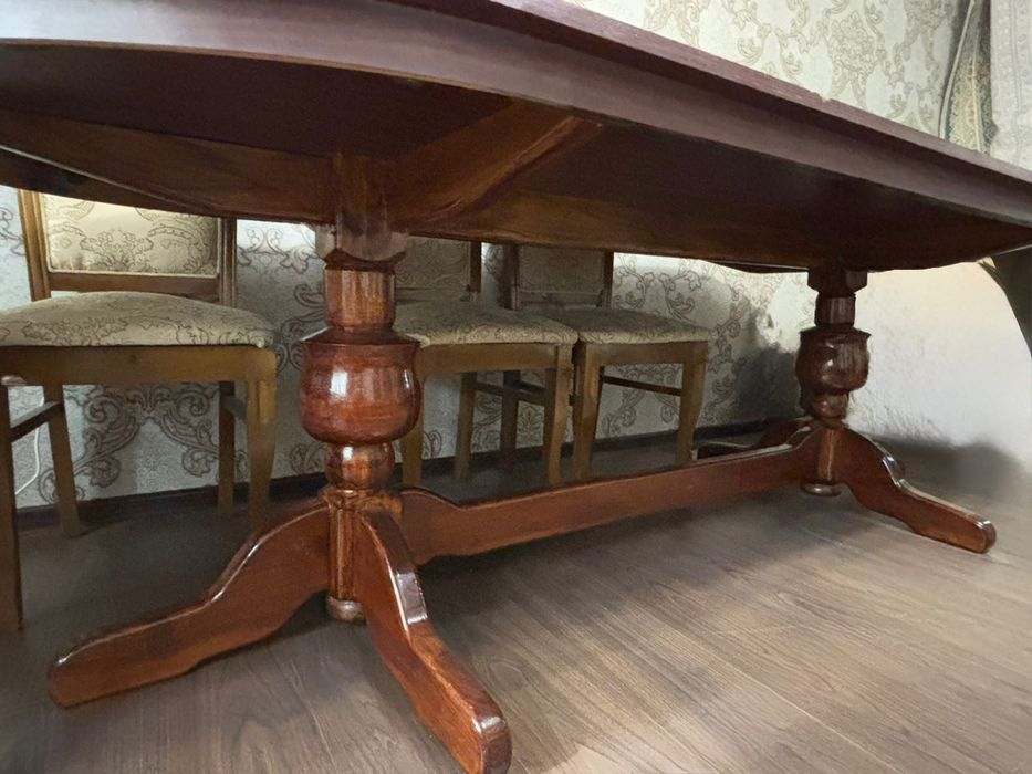 Большой стол для гостей