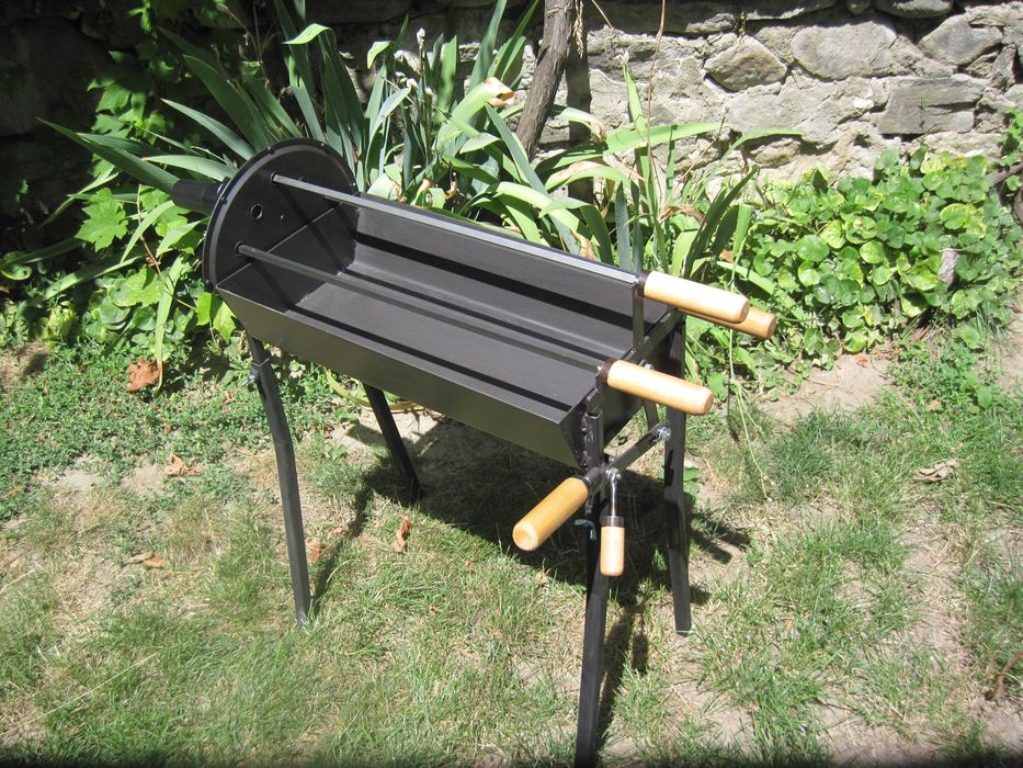 Барбекю на дървени въглища с въртящи се шишове и скара.