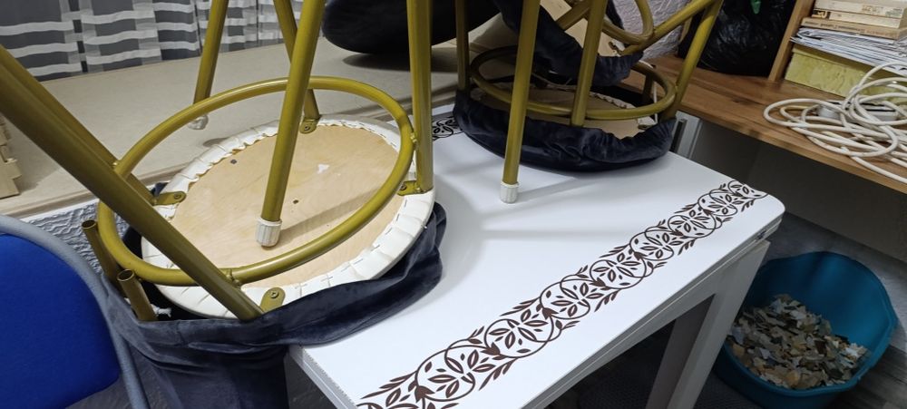 Стол со стульями