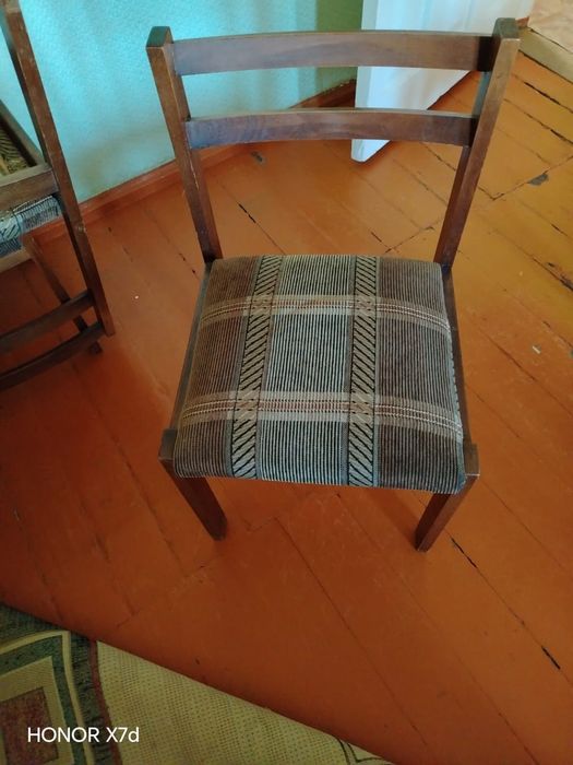 Продаётся 2 кресла. Стол и стулья 6 шт.  Б.у в хорошем состоянии.