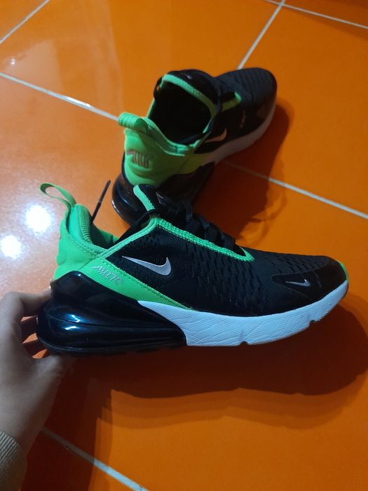 Vând adidași nike air max 270