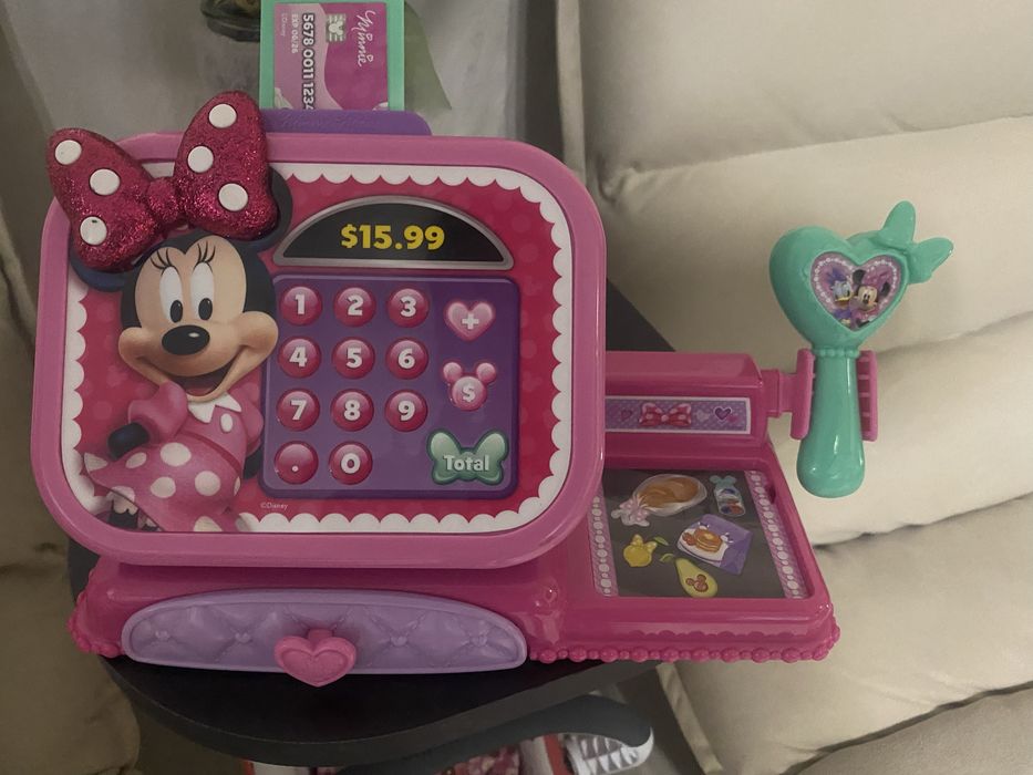 Bebe realist care face pipi si casa de marcat disnay aproape noua