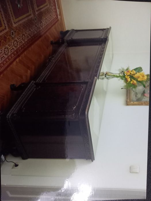 Mobilă sufragerie: masă cu 12 scaune,  o vitrina, două servante .