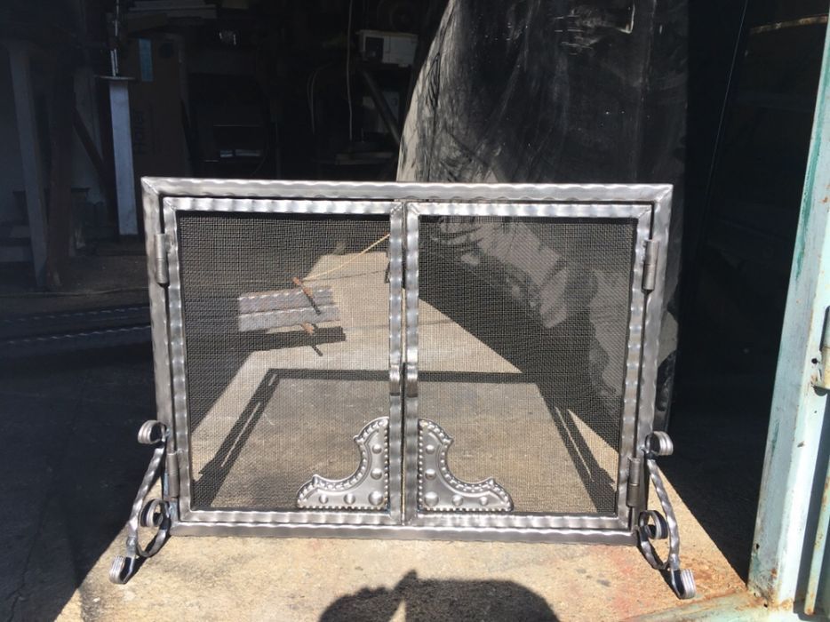 предпазна вратичка за камина от ковано желязо